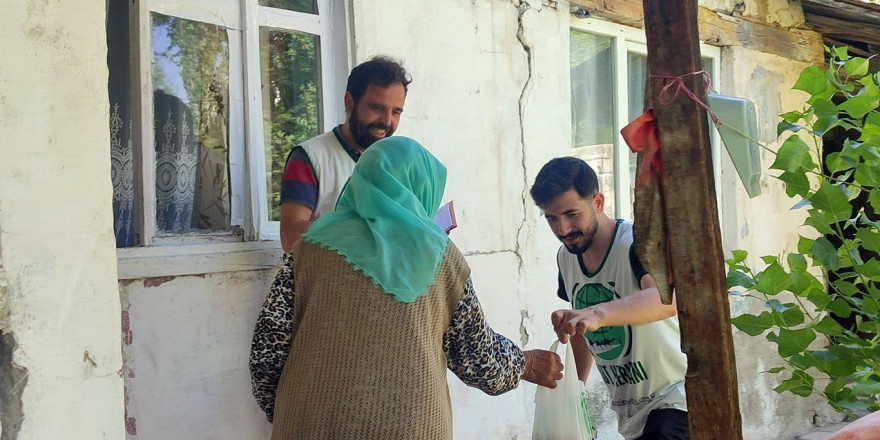 Ağrı Umut Kervanı Derneği’nden yüzlerce aileye et yardımı