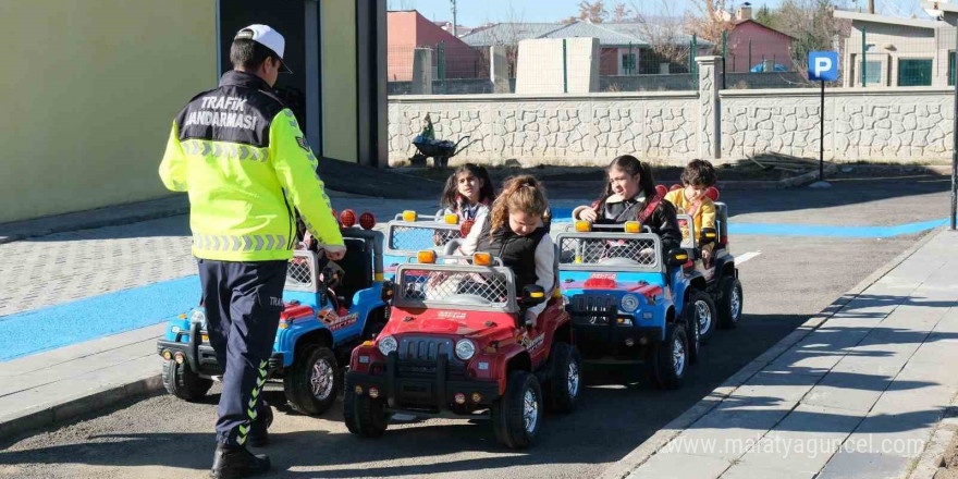 Ağrı’da çocuklar trafik kurallarını eğlenerek öğreniyor