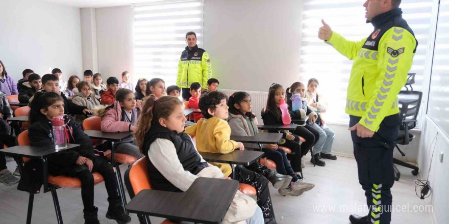 Ağrı’da çocuklar trafik kurallarını eğlenerek öğreniyor