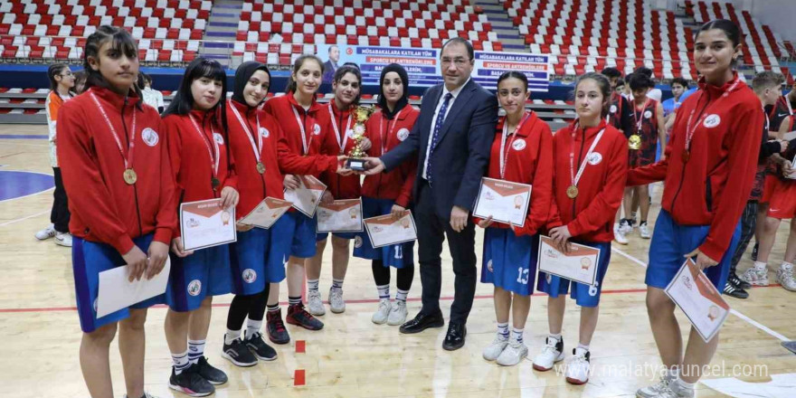 Ağrı’da gençler basketbol heyecanı sona erdi