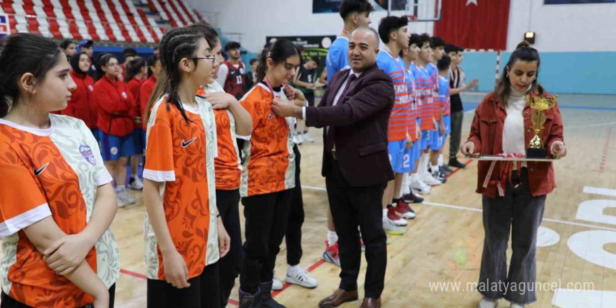 Ağrı’da gençler basketbol heyecanı sona erdi