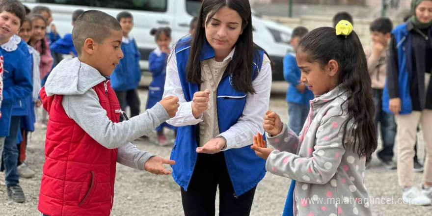 Ağrı’da Gençlik Merkezi üyeleri köy köy gezip çocuklar için etkinlikler düzenliyor