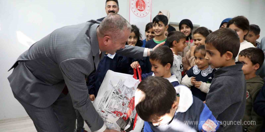 Ağrı’da ihtiyaç sahibi öğrencilere kışlık giysi desteği