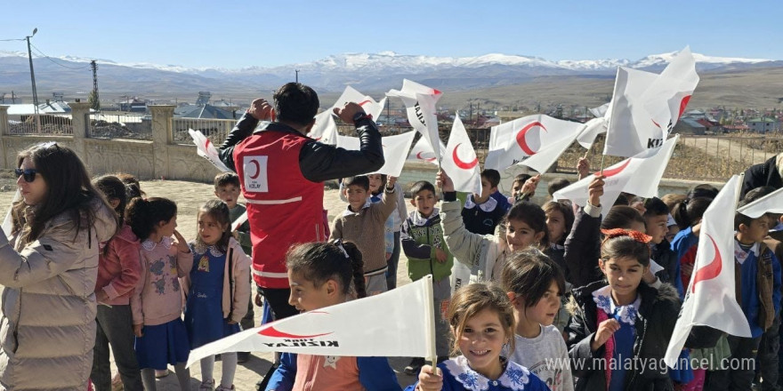 Ağrı’da Kızılay Haftası’nda 10 bin öğrenciye iyilik ulaştırıldı