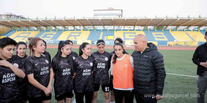 Ağrı’nın tek kadın futbol takımı, “kız çocukları” için yeşil sahada ter döktü