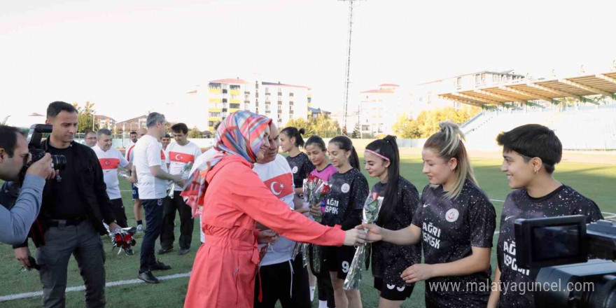 Ağrı’nın tek kadın futbol takımı, “kız çocukları” için yeşil sahada ter döktü