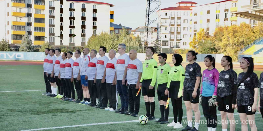 Ağrı’nın tek kadın futbol takımı, “kız çocukları” için yeşil sahada ter döktü