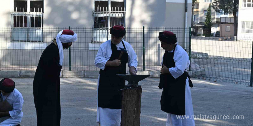 Ahilik teşkilatına girmeye hak kazanan çıraklar şedlerini kuşandı