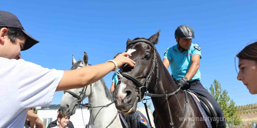 Ahıska Türkü çocuklardan atlı jandarma timine büyük ilgi