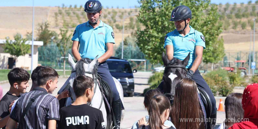 Ahıska Türkü çocuklardan atlı jandarma timine büyük ilgi