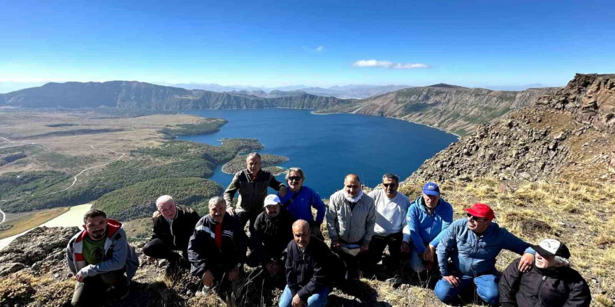 Ahlatlı gezginlerden Nemrut Kalderası zirvesine doğa yürüyüşü