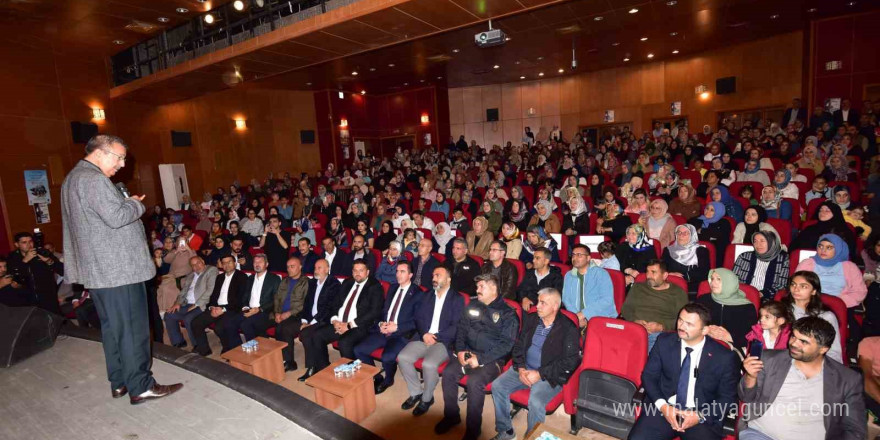 Ahlat’ta araştırmacı yazar Hayati İnanç söyleşisi yoğun ilgi gördü