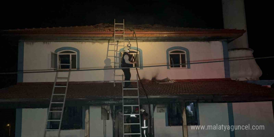 Ahşap camideki yangın kısa sürede söndürüldü