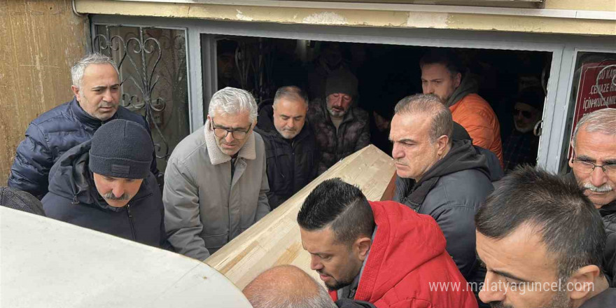 Aile içi cinayete kurban giden anne ve oğlunun cenazeleri yakınlarına teslim edildi