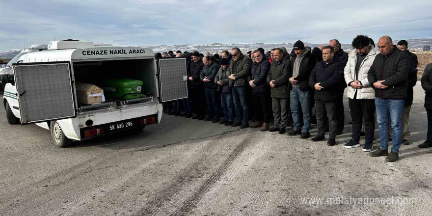 Aile içi cinayete kurban giden anne ve oğlunun cenazeleri yakınlarına teslim edildi