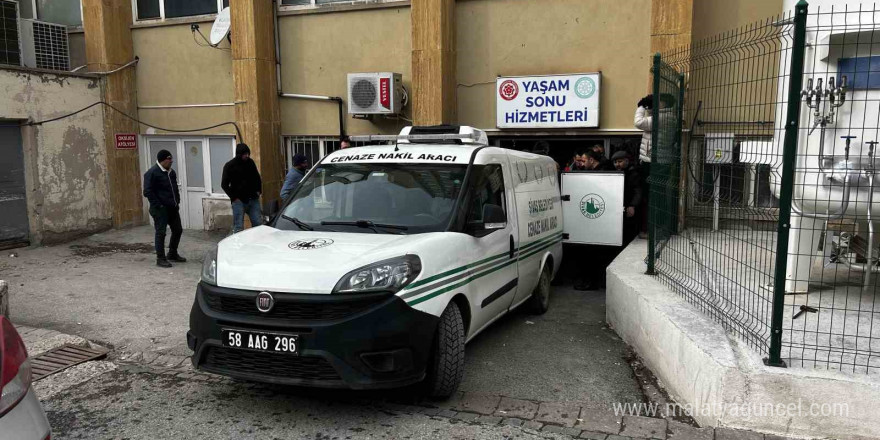 Aile içi cinayete kurban giden anne ve oğlunun cenazeleri yakınlarına teslim edildi