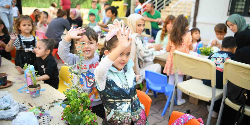 Aileler ve çocuklar birlikte saksı boyayıp çiçek ekti