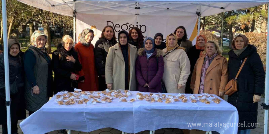 AK Parti Eskişehir Kadın Kolları üyeleri kandil simidi dağıttı