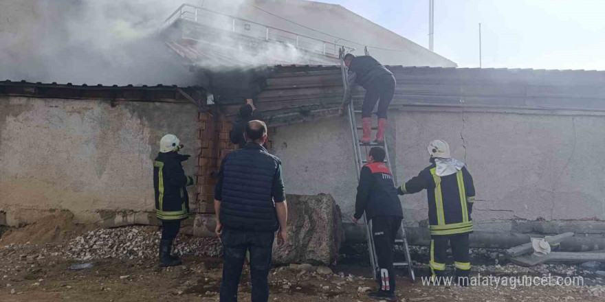 Akaryakıt istasyonunun bitişiğindeki depoda yangın çıktı