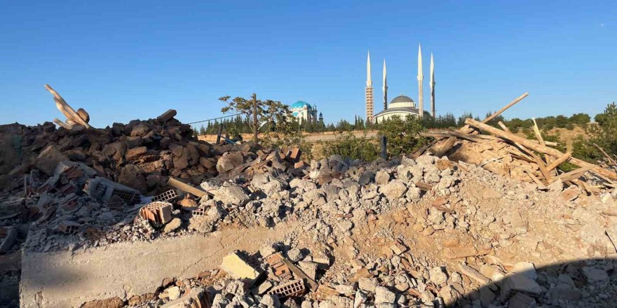 Akçadağ’da ağır hasarlı binaların yıkımları sürüyor