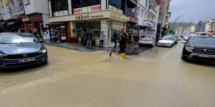 Akdağmadeni’nde sağanak ve dolu etkili oldu