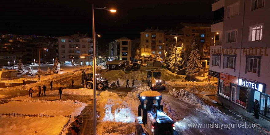 Akdağmadeni’nde yoğun kar mesaisi devam ediyor