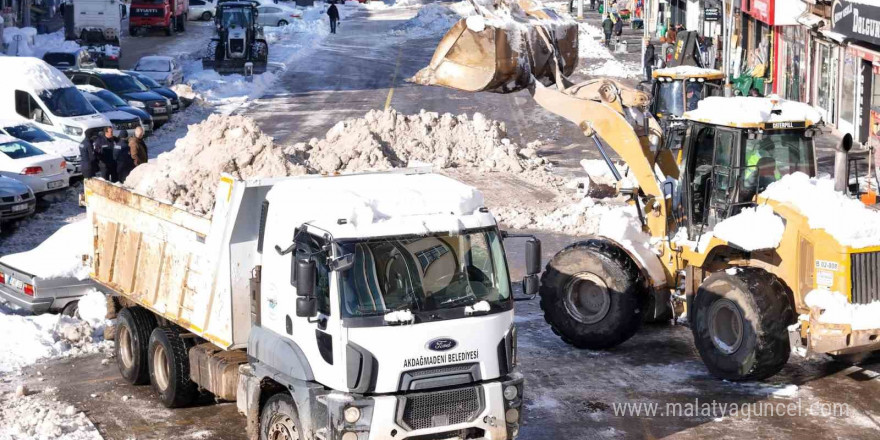 Akdağmadeni’nde yoğun kar mesaisi devam ediyor