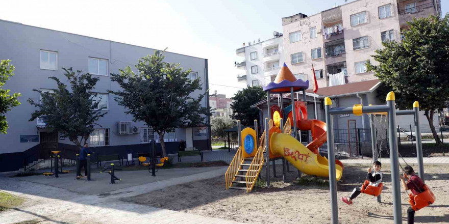 Akdeniz Belediyesi çocuk parklarını yeniliyor