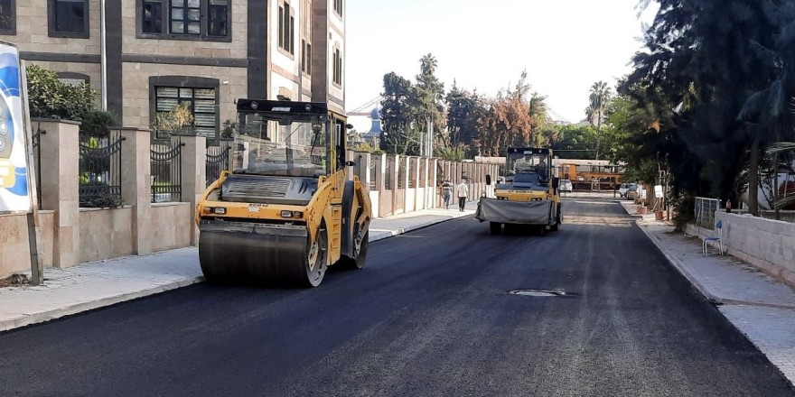 Akdeniz’de asfalt çalışmaları sürüyor