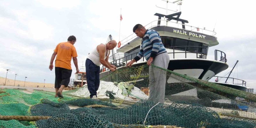 Akdeniz’de fırtına beklentisi: Tekneler kıyıya yanaştı, ağ bakımları başladı