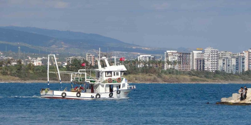 Akdeniz’de fırtına sonrası tekneler açılmaya başladı