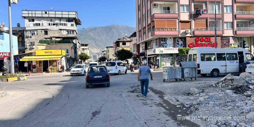 Akılalmaz olay: Trafikte tartıştığı 2 kişiyi aracıyla ezmeye çalıştı