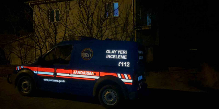 Akrabaları ile otururken yandaki odaya geçip av tüfeği ile kendini vurdu