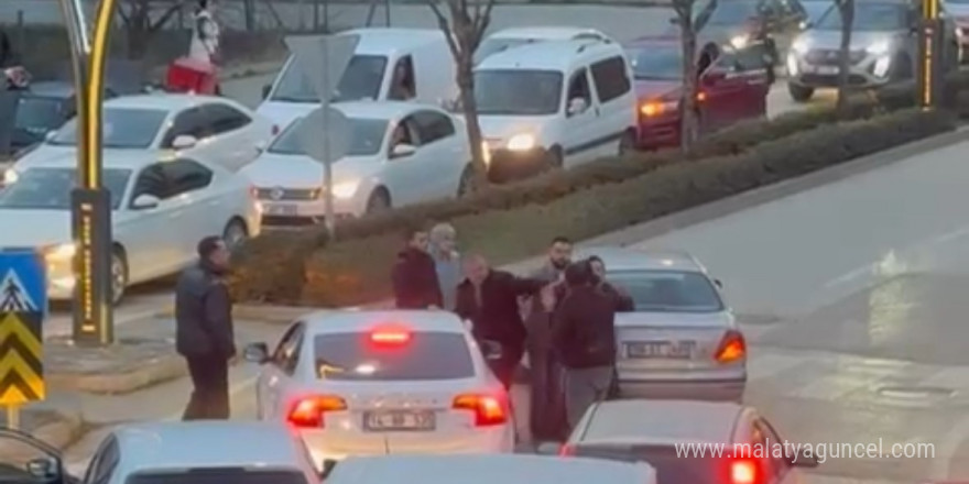 Akşam trafiğinde yumruklar havada uçuştu: Trafik kilitlendi