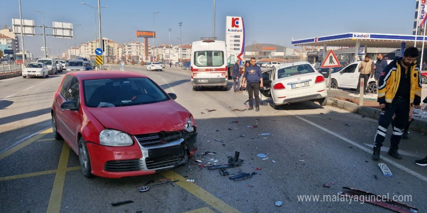 Aksaray’da 2 otomobil çarpıştı: 1’i çocuk 2 yaralı