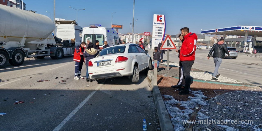 Aksaray’da 2 otomobil çarpıştı: 1’i çocuk 2 yaralı