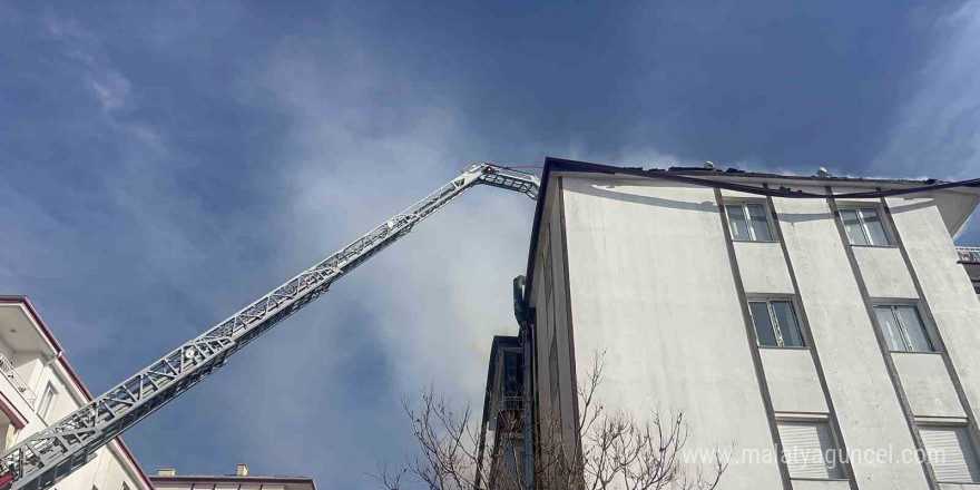 Aksaray’da 5 katlı apartmanın çatısı alev alev yandı