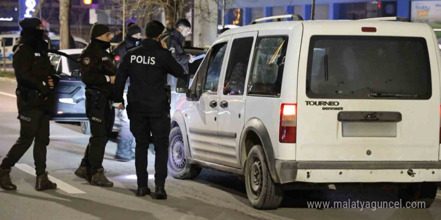 Aksaray’da araç ve şahıslar didik didik aranıyor