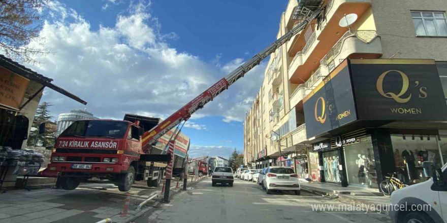 Aksaray’da asansörle binadan yük taşıyan nakliyeciler yürekleri ağza getirdi