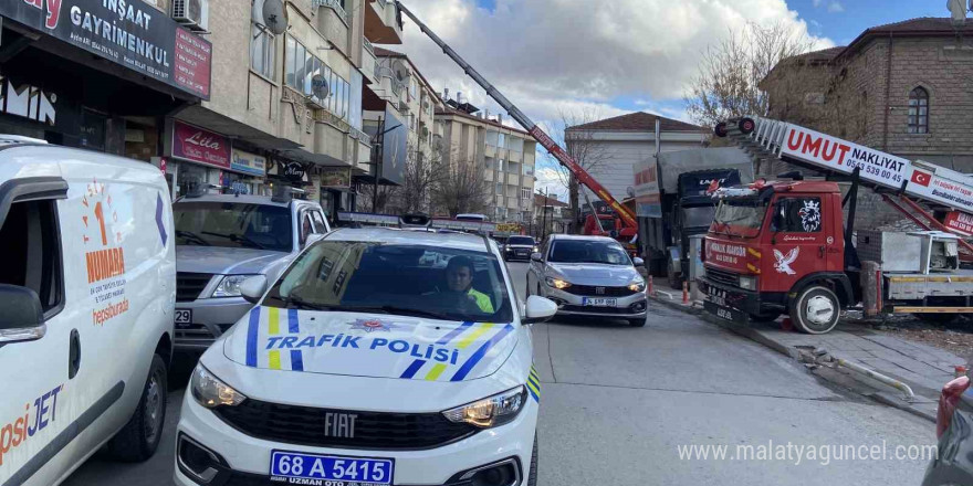 Aksaray’da asansörle binadan yük taşıyan nakliyeciler yürekleri ağza getirdi