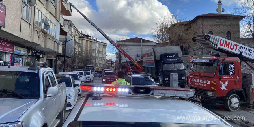 Aksaray’da asansörle binadan yük taşıyan nakliyeciler yürekleri ağza getirdi