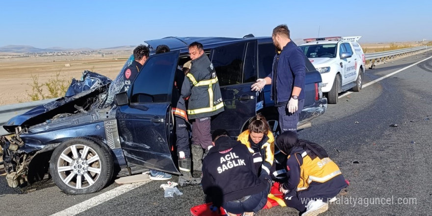 Aksaray’da cip ile kamyonet çarpıştı: 3 yaralı