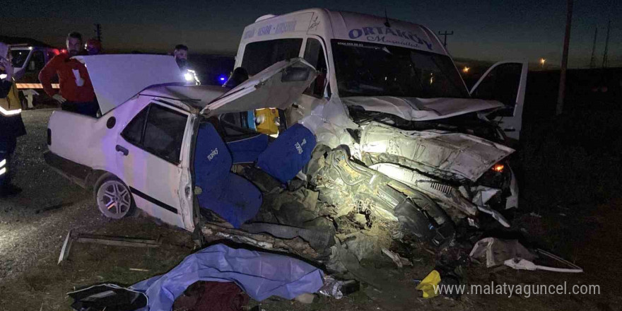 Aksaray’da feci kaza: Tofaş otomobil ikiye bölündü, baba ve kızı hayatını kaybetti