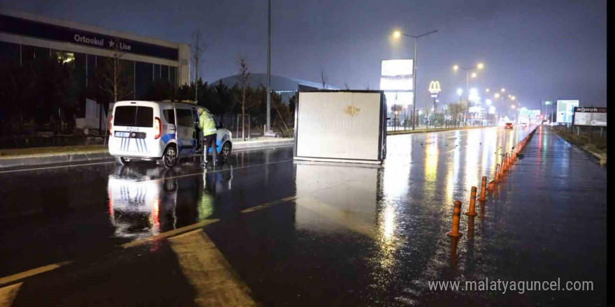 Aksaray’da fırtına konteynerleri karayoluna uçurdu