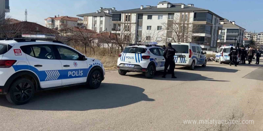 Aksaray’da nefes kesen polis-şüpheli kovalamacası kamerada