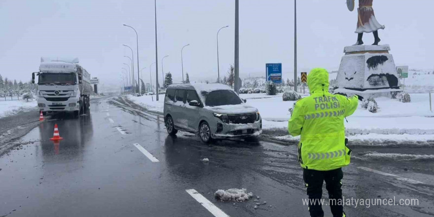 Aksaray’da Nevşehir ve Konya karayolları trafiğe kapatıldı