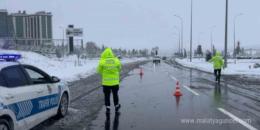 Aksaray’da Nevşehir ve Konya karayolları trafiğe kapatıldı