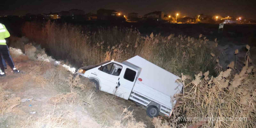 Aksaray’da otomobilin çarptığı kamyonet sulama kanalına düştü: 4 yaralı