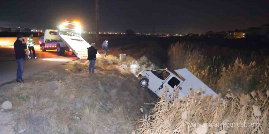 Aksaray’da otomobilin çarptığı kamyonet sulama kanalına düştü: 4 yaralı