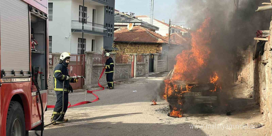 Aksaray’da park halindeki araç alev alev yandı